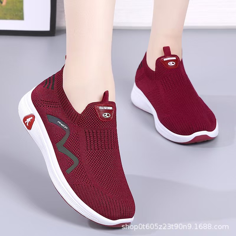 Brand out-of-stock genuine comfortable walking shoes for middle-aged and elderly people, lightweight one-step mom shoes, anti-odor and wear-resistant men's and women's shoes Application Scenario