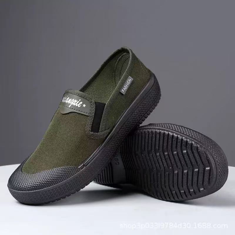 Training shoes, liberation shoes, training shoes, cloth shoes, men's shoes, construction site shoes, canvas shoes, men's shoes, outdoor old men's shoes on one foot Application Scenario