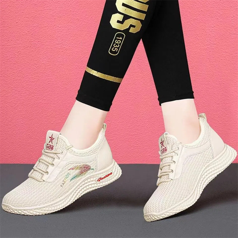 Cross-border new women's sports shoes, summer mesh breathable soft-soled fashionable casual shoes, export versatile mom shoes wholesale details Picture
