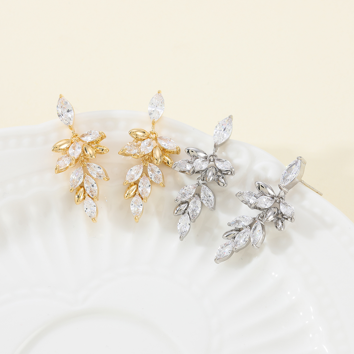 Xuhui brand exquisite and light luxury copper plated with real gold and zircon inlaid 925 silver needle, luxurious leaves, fashionable and elegant stud earrings Application Scenario