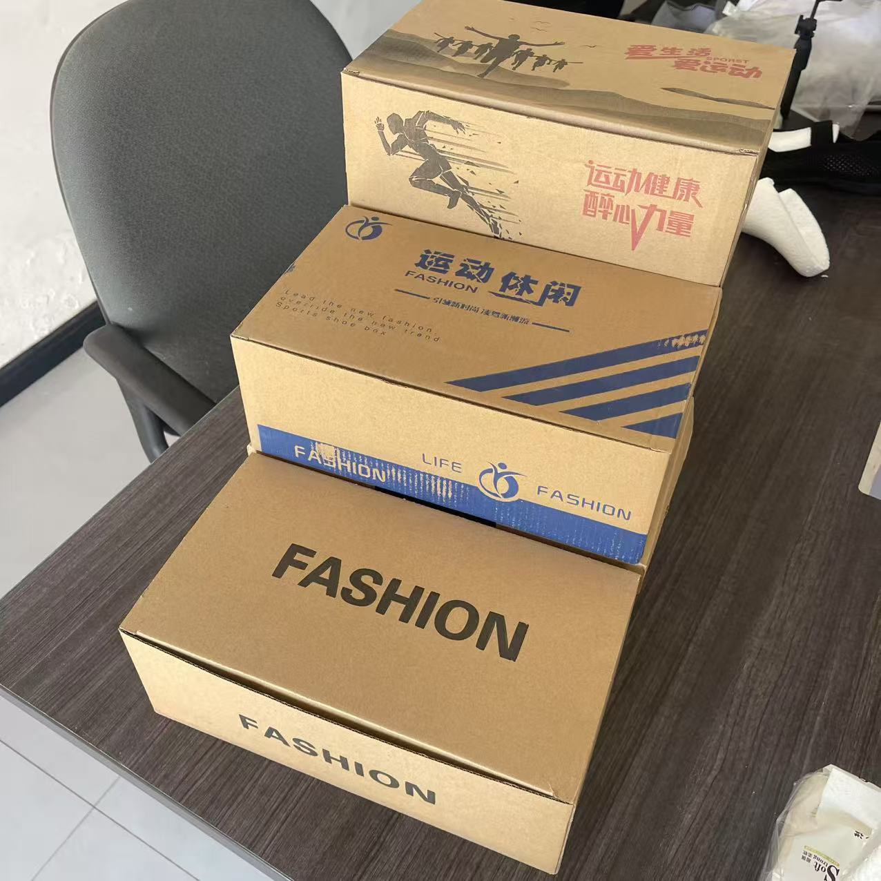 Men's and women's shoe boxes, airplane boxes and folding boxes in stock details Picture