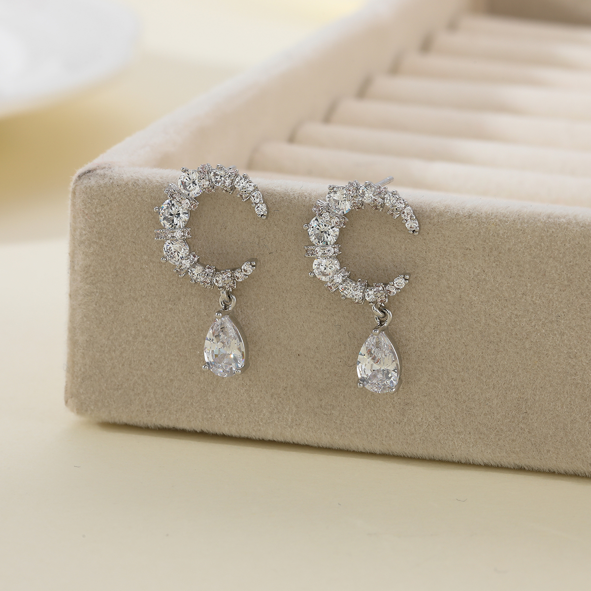 Xuhui brand exquisite and light luxury copper plated with real gold and set with zircon 925 silver needle star moon fashionable and elegant stud earrings details Picture