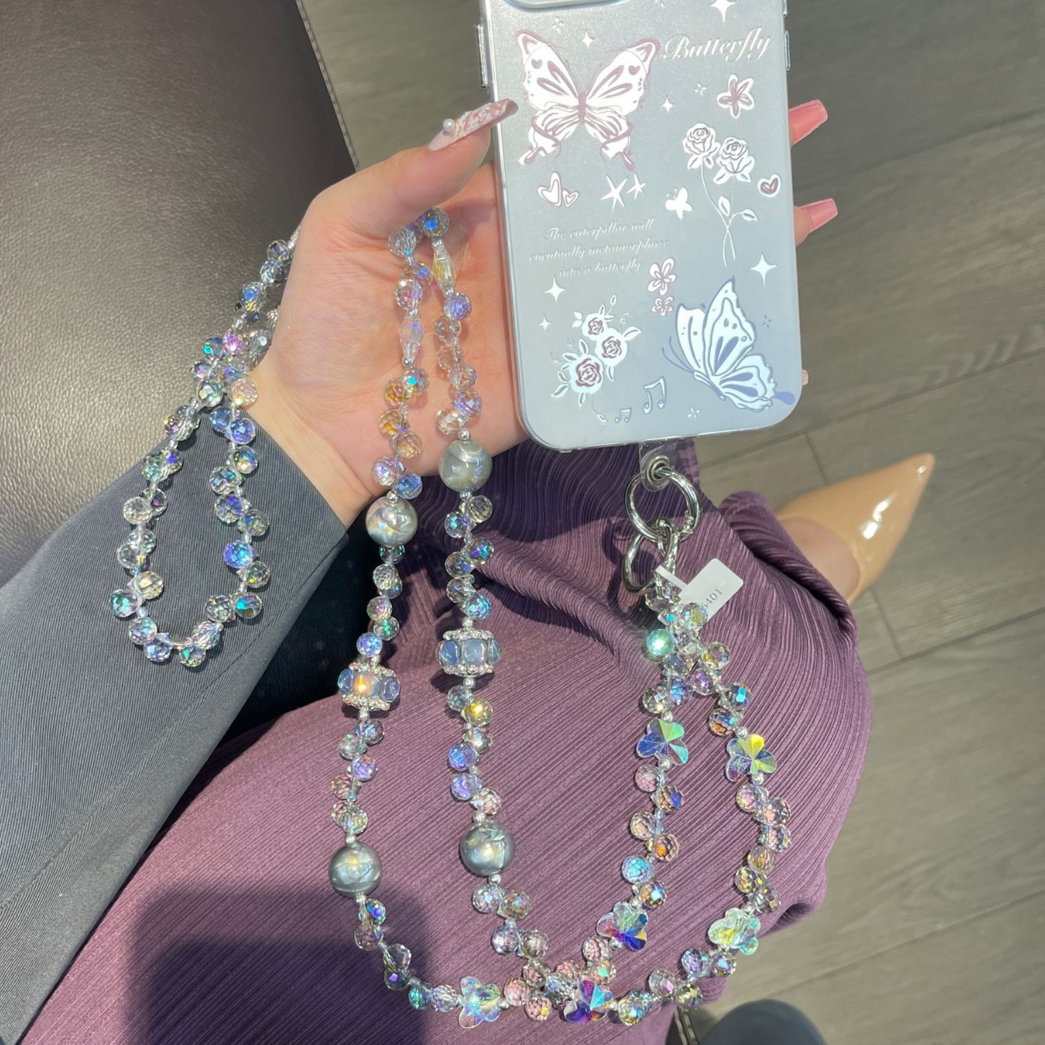 The phone chain is a cross-chain that can be carried by hand or hung on the wrist. It is a bag chain that prevents loss. The phone case chain features creative new Chinese-style pearl tassels Application Scenario