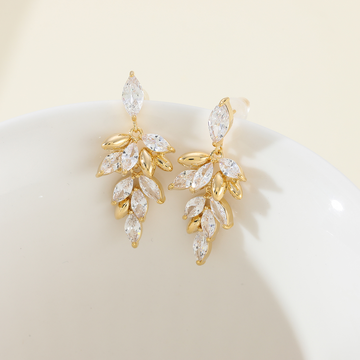Xuhui brand exquisite and light luxury copper plated with real gold and zircon inlaid 925 silver needle, luxurious leaves, fashionable and elegant stud earrings details Picture