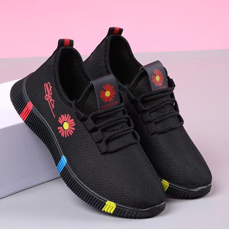 Summer new style women's shoes, old Beijing cloth shoes, women's walking shoes, soft-soled breathable, mom sports shoes, fashionable and casual single shoes Application Scenario