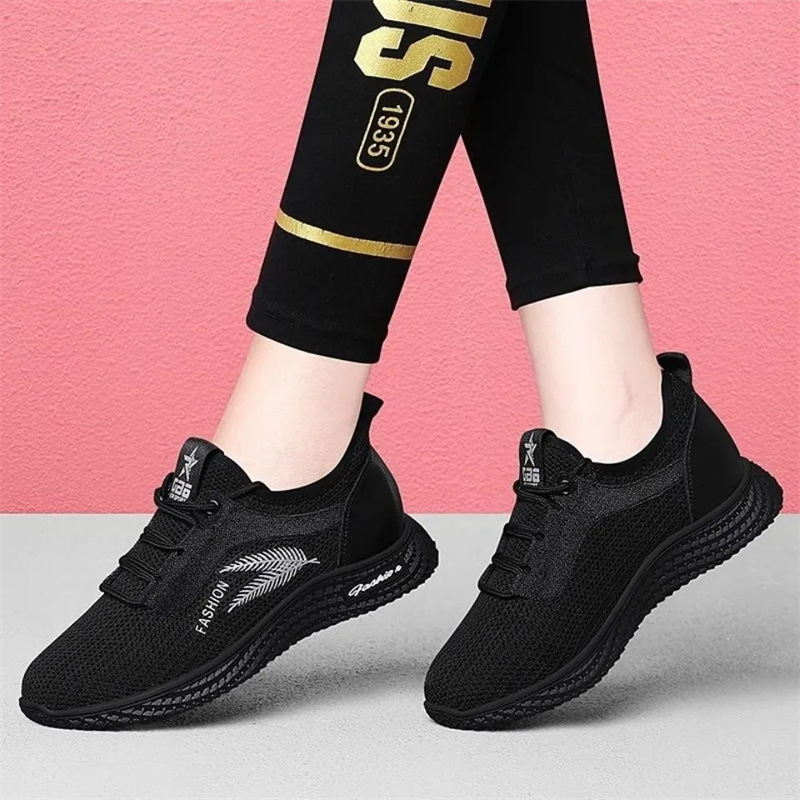Cross-border new women's sports shoes, summer mesh breathable soft-soled fashionable casual shoes, export versatile mom shoes wholesale Application Scenario