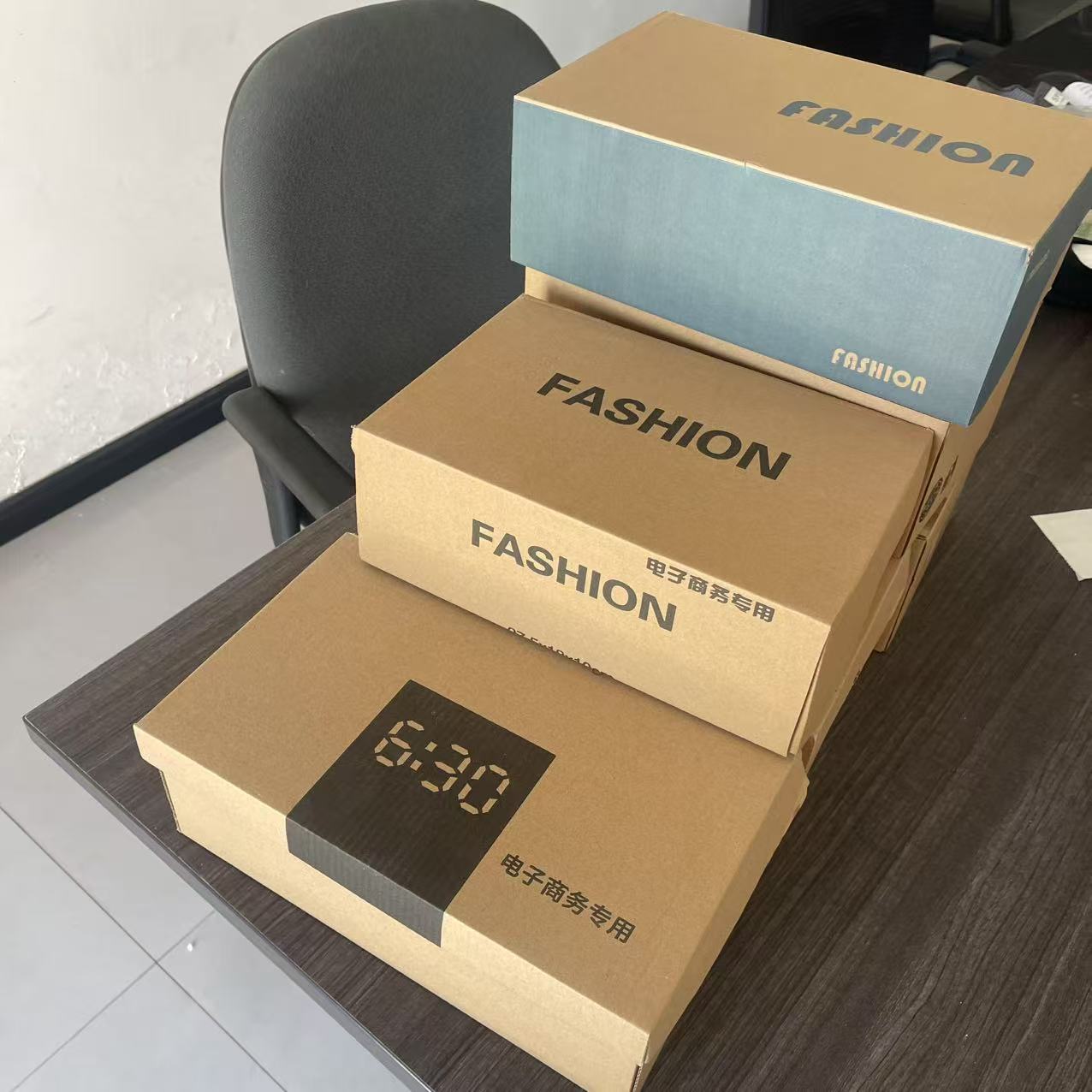 Men's and women's shoe boxes, airplane boxes and folding boxes in stock full figure
