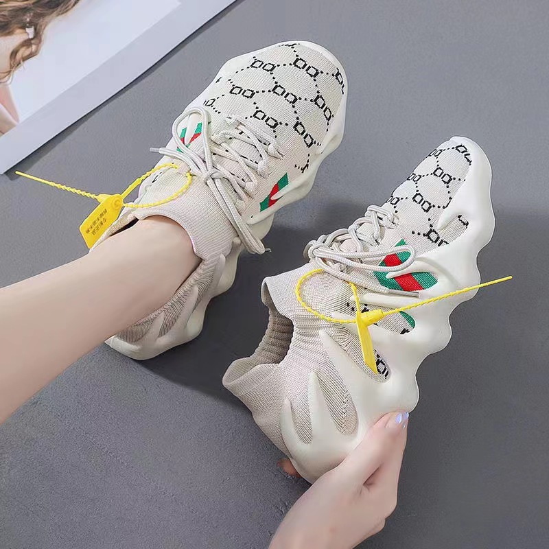The new women's shoes for 2023 are trendy, with a mesh surface and a flying weave sports shoe. The coconut small octopus is a versatile, trendy and comfortable style details Picture