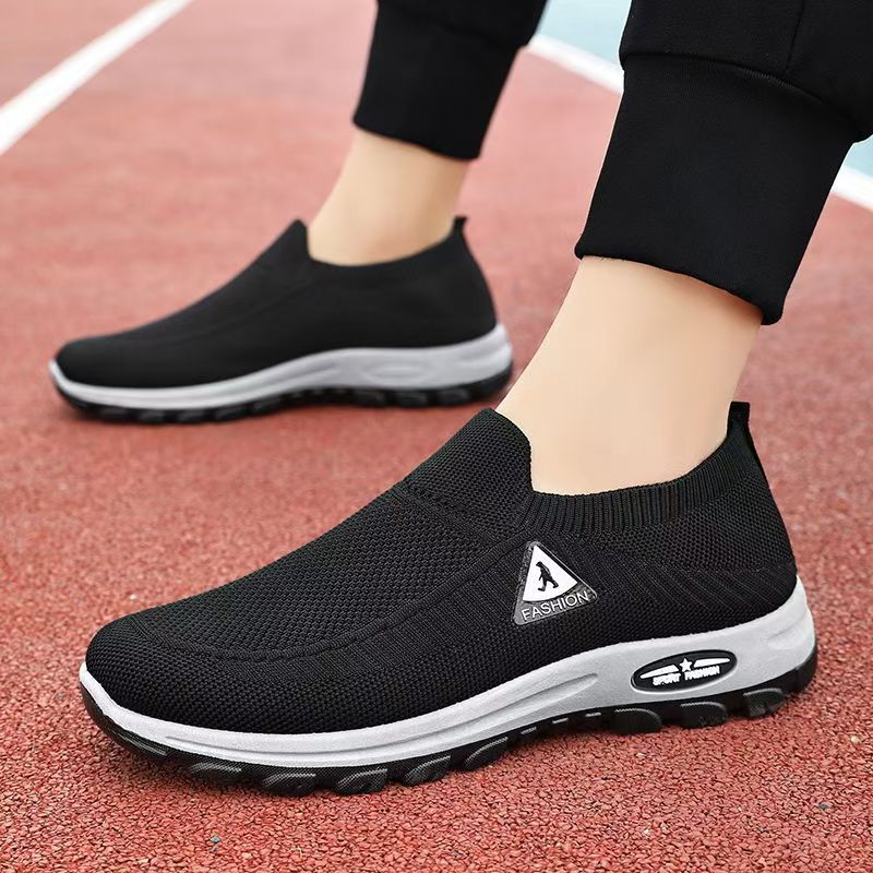In 2024, the best-selling men's shoes are soft-soled, comfortable, wide-toed, traditional Beijing cloth shoes, anti-slip and wear-resistant men's walking shoes full figure