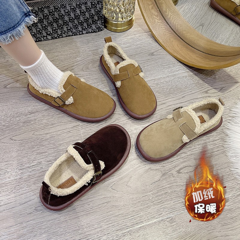 For lazy women, it's fashionable to wear cotton shoes on the outside in winter. One foot is a pair of anti-slip flat women's shoes. It's suitable for indoor snow in spring, autumn and winter Application Scenario