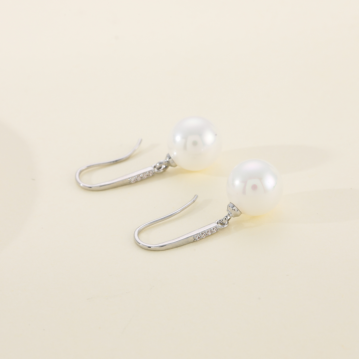 Xuhui brand's new stylish and exquisite copper-plated real gold bejeweled ear hooks are simple, elegant and stylish Application Scenario