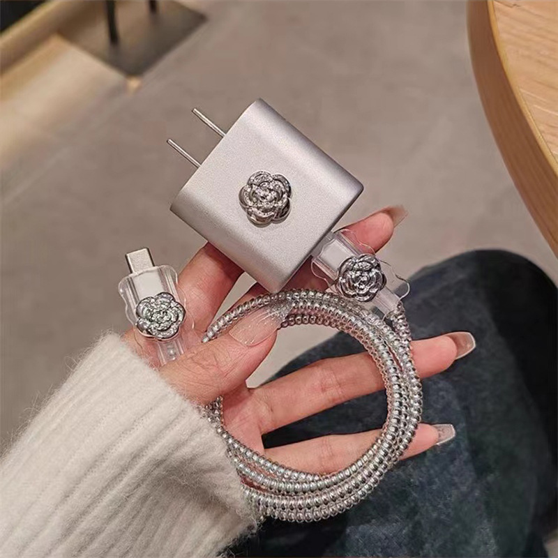 Charger protective case with heart-shaped oil spray, silver protective shell, anti-breakage data cable protective case, suitable for 20W Apple Application Scenario