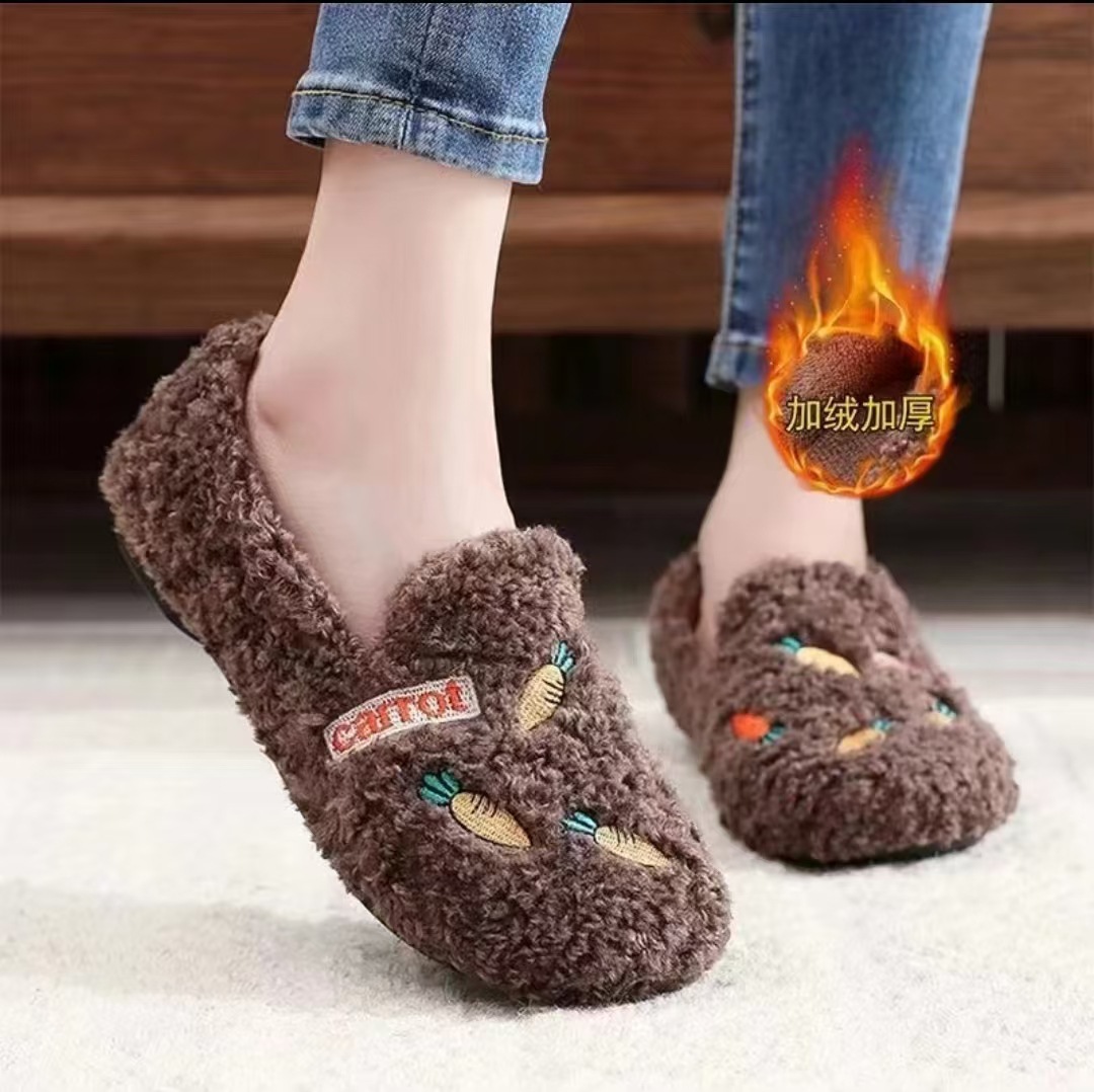 The new winter style of women's bean shoes is versatile. The woolen shoes are fashionable, with added fleece and thickened, anti-slip and comfortable. They are old Beijing women's cotton shoes full figure