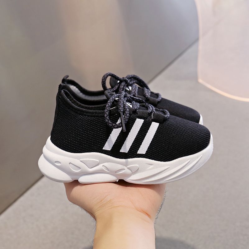 New Korean-style net shoes for boys and girls, children's sports shoes, coconut shoes for kids, and indoor shoes for kindergartens Application Scenario