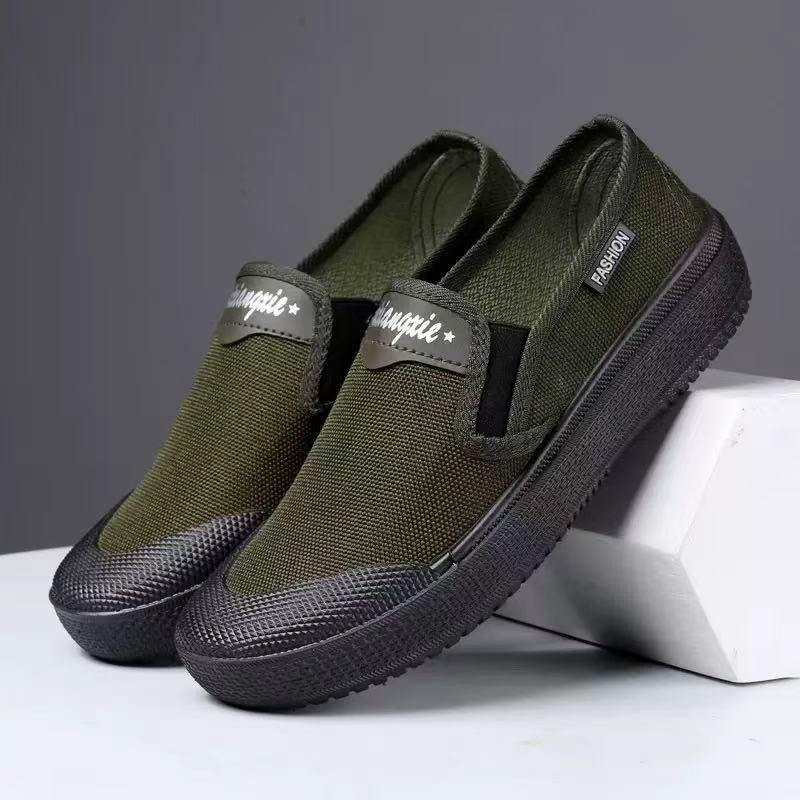 Training shoes, liberation shoes, training shoes, cloth shoes, men's shoes, construction site shoes, canvas shoes, men's shoes, outdoor old men's shoes on one foot