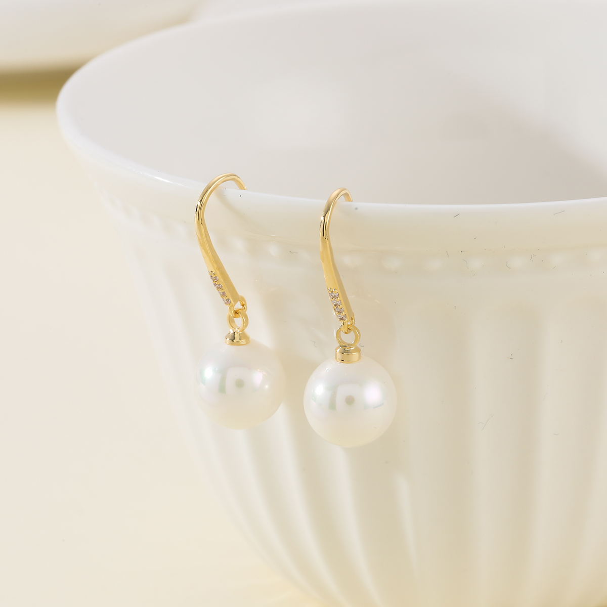 Xuhui brand's new stylish and exquisite copper-plated real gold bejeweled ear hooks are simple, elegant and stylish Item Picture