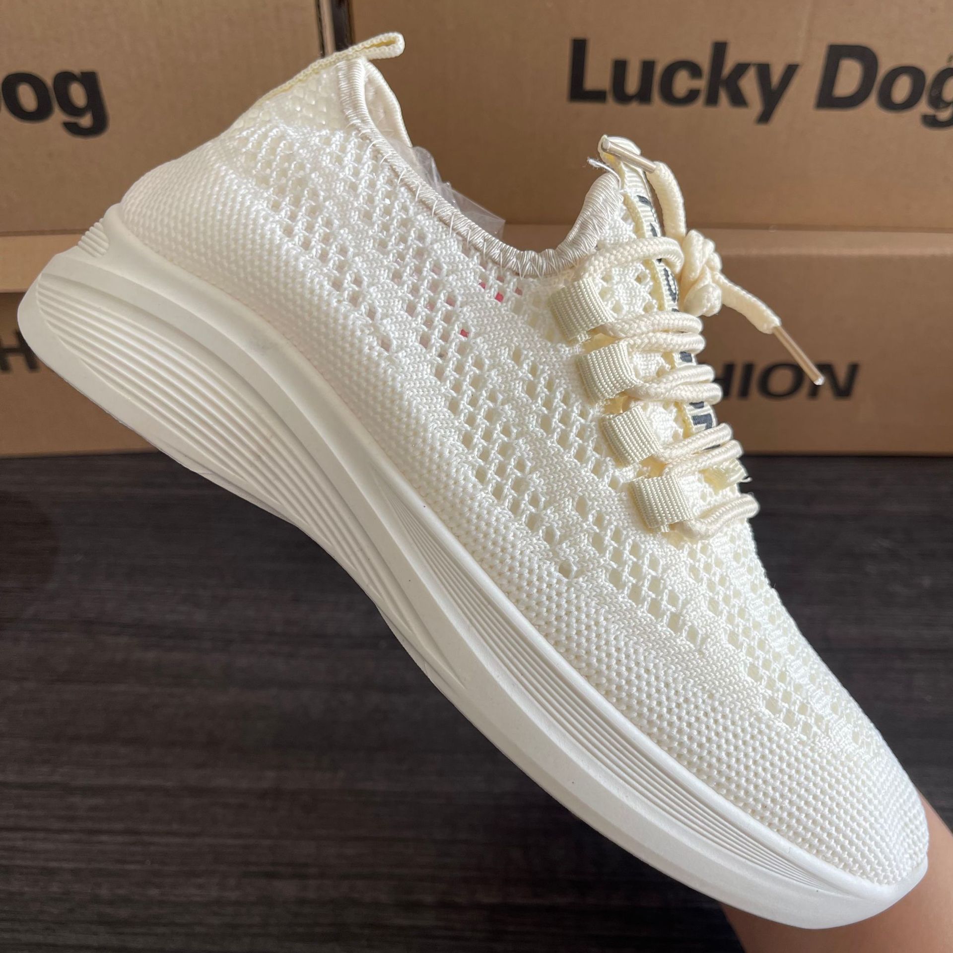 The new cross-border Feizhi women's sports shoes have a breathable and comfortable mesh surface. They are trendy and versatile shoes for moms and bestsellers for women details Picture