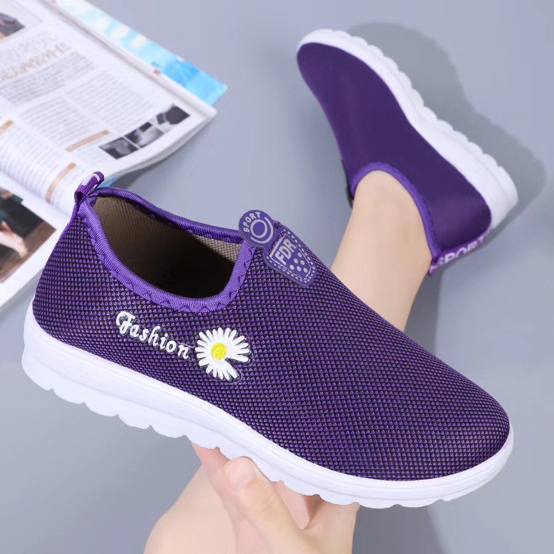 Walking shoes manufacturer wholesale old Beijing cloth shoes, women's shoes, mom's shoes, mesh flat casual shoes, walking shoes, street stall shoes Application Scenario