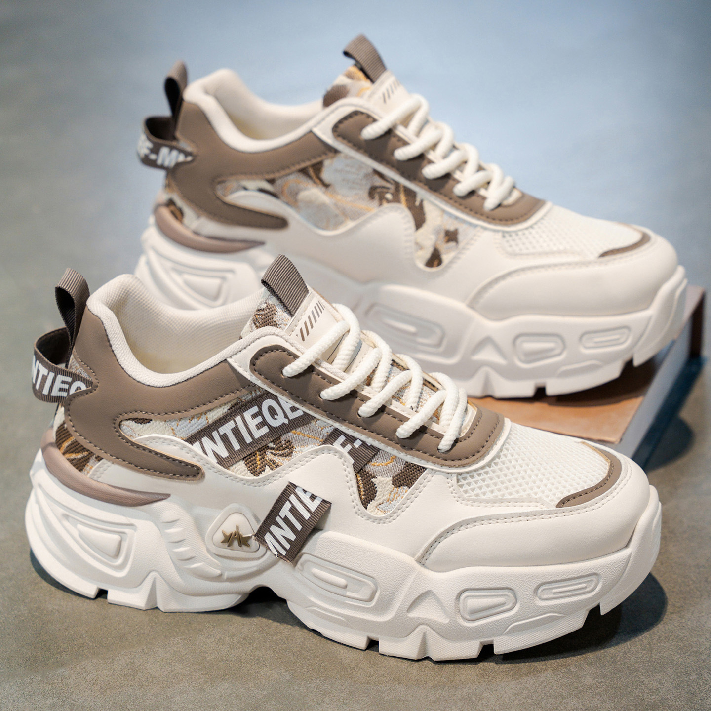 The new men's shoes for the autumn of 2025, featuring breathable mesh, are popular choices for teenagers' sports and casual wear, thick-soled trendy shoes, and soft-soled dad shoes full figure