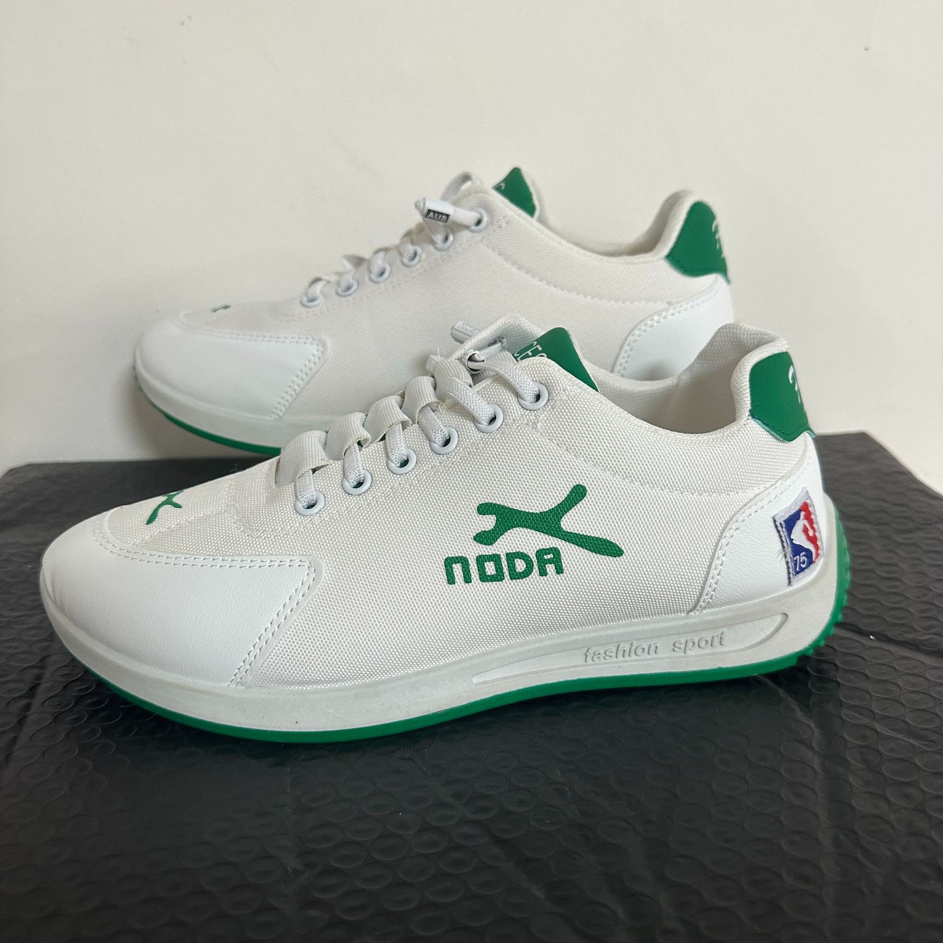 2023 Men's Spring and Autumn sports shoes: Breathable and comfortable, low-top, fashionable and versatile, soft-soled canvas shoes for sports details Picture
