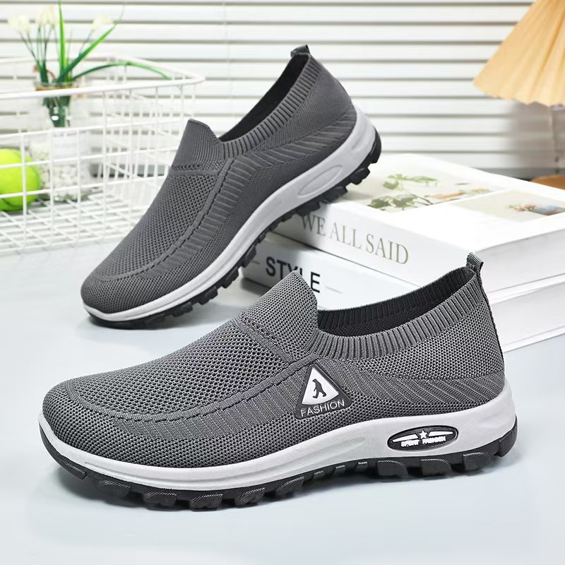 In 2024, the best-selling men's shoes are soft-soled, comfortable, wide-toed, traditional Beijing cloth shoes, anti-slip and wear-resistant men's walking shoes Application Scenario