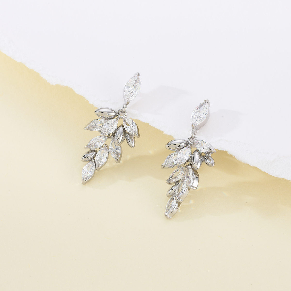 Xuhui brand exquisite and light luxury copper plated with real gold and zircon inlaid 925 silver needle, luxurious leaves, fashionable and elegant stud earrings Specification drawing