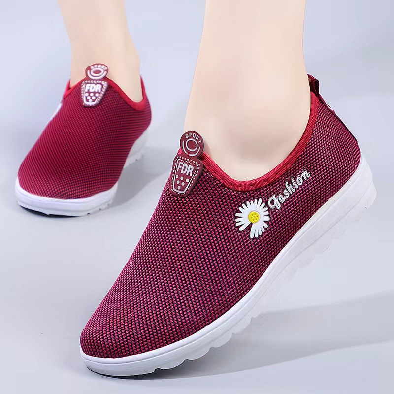 Walking shoes manufacturer wholesale old Beijing cloth shoes, women's shoes, mom's shoes, mesh flat casual shoes, walking shoes, street stall shoes full figure