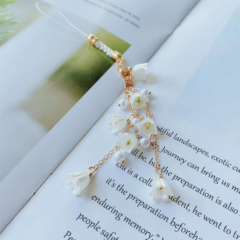 Beautiful lily of the valley mobile phone chain, flower mobile phone rope, USB flash drive, backpack, keychain, pendant, orchid mobile phone pendant Application Scenario