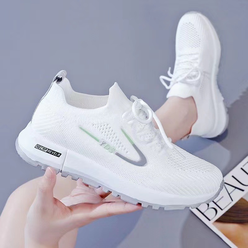 Women's shoes 2023 new style white sneakers, student flying mesh shoes, women's breathable sports shoes, trendy casual shoes, women's shoes consignment Application Scenario