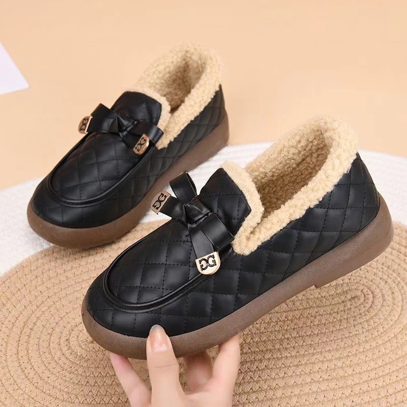For the winter of 2024, the new style of Boken fleece warm flat artificial fur shoes are available. You can wear the popular fleece shoes and enjoy a furry winter Application Scenario
