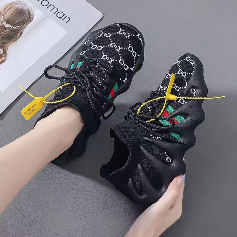 The new women's shoes for 2023 are trendy, with a mesh surface and a flying weave sports shoe. The coconut small octopus is a versatile, trendy and comfortable style full figure