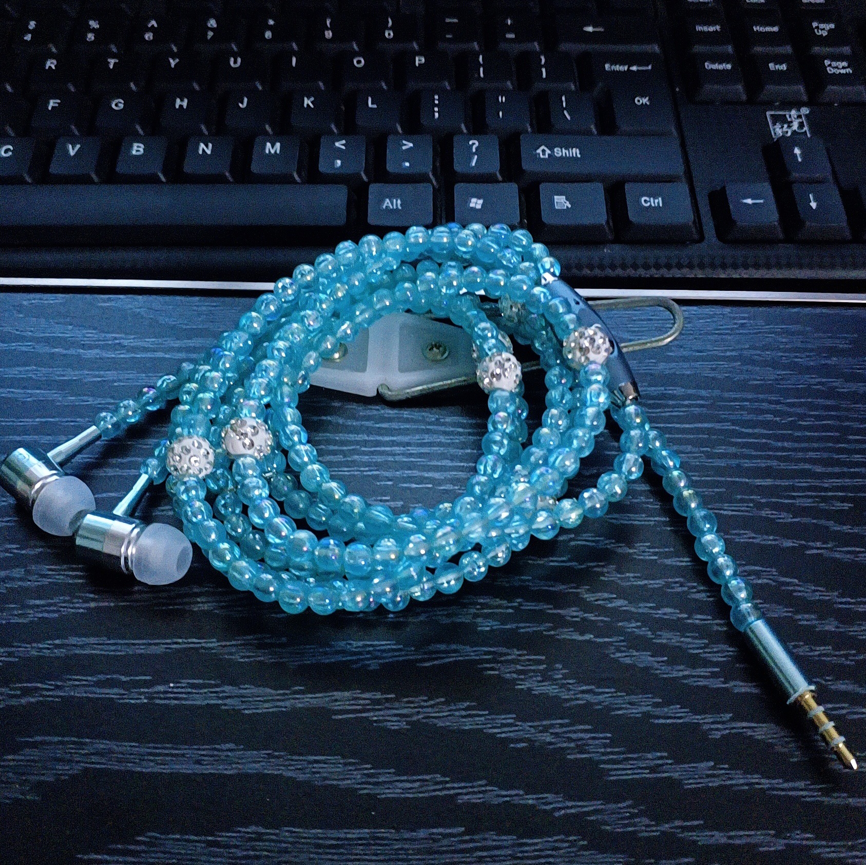The in-ear pearl headphones are suitable for Apple and Android Type-C with wired control, live streaming and microphone connection, and are fashionable and trendy Application Scenario