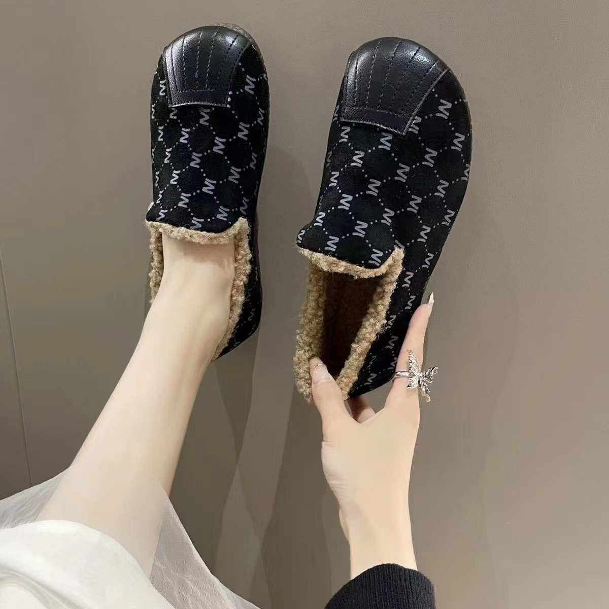 Women's 2024 autumn/winter new style woolen shoes, Korean style popular women's shoes, solid color soft-soled fleece women's shoes, wholesale one piece full figure