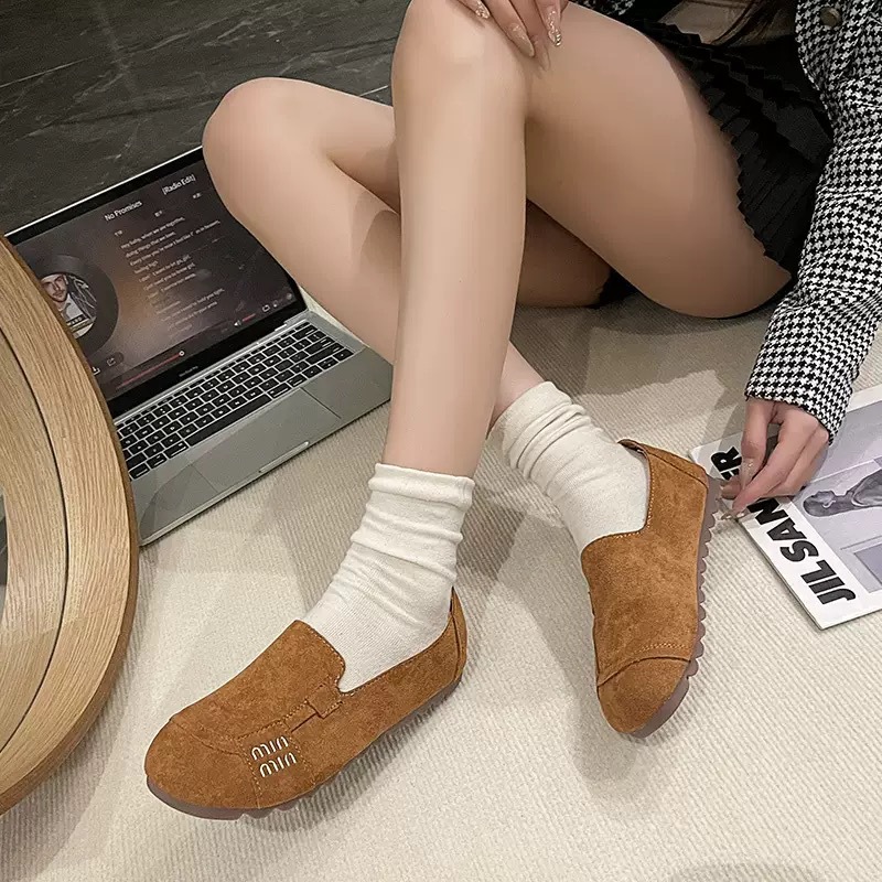 Soft-soled breathable mom shoes for women, Spring 2025 new style bean shoes, single shoes, flat and comfortable cloth shoes for export wholesale full figure