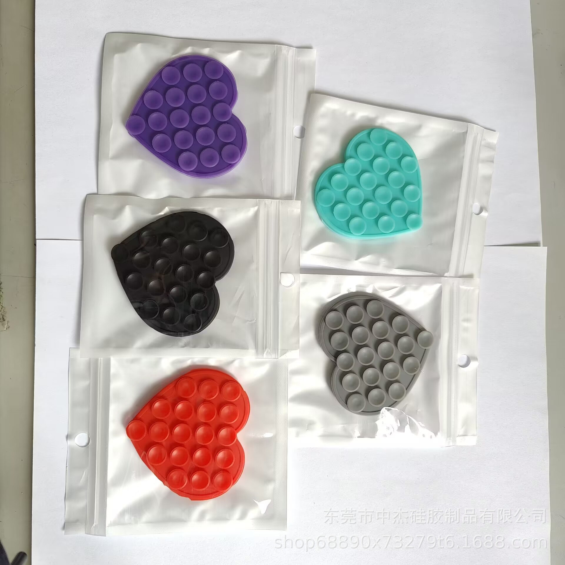 The factory's best-selling multi-functional silicone double-sided adhesive suction cups for mobile phone stickers, heart-shaped mobile phone suction cups, and heart-shaped double-sided suction cups details Picture