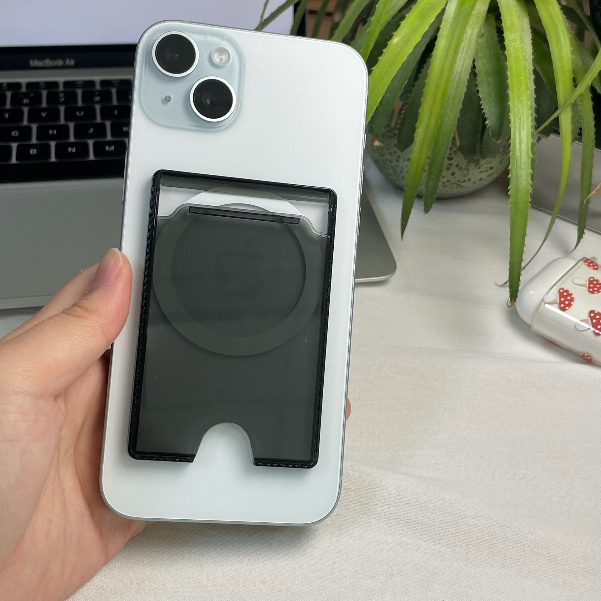 Magsafe strong magnetic transparent vertical push PC card case supports DIY drawing. Magnetic card case pasting. In stock details Picture