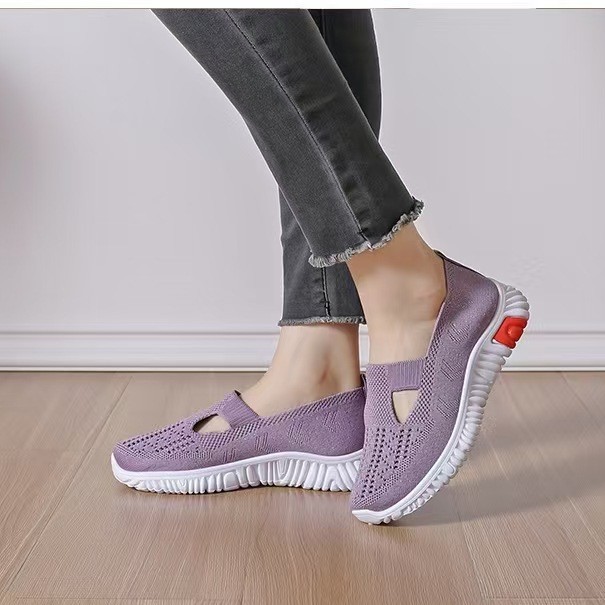 For the spring and autumn of 2024, there are lightweight, comfortable and anti-slip Beijing cloth shoes and women's net shoes for middle-aged and elderly people with a net surface for casual moms Application Scenario