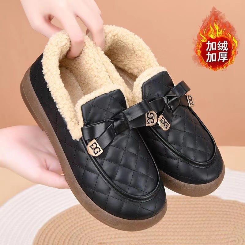 For the winter of 2024, the new style of Boken fleece warm flat artificial fur shoes are available. You can wear the popular fleece shoes and enjoy a furry winter Item Picture