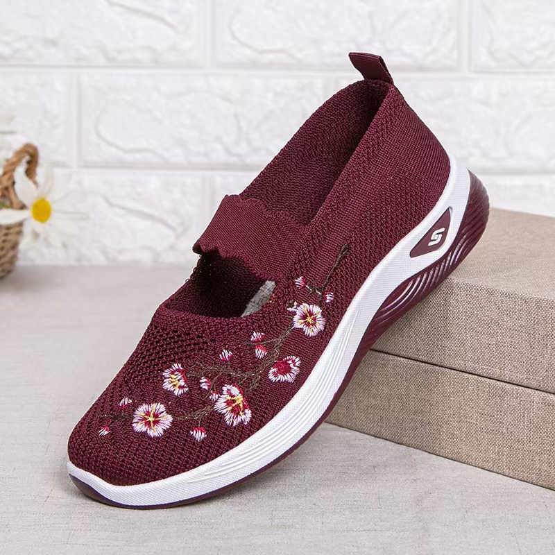 Old Beijing cloth shoes, women's walking shoes, mom shoes, thin mesh surface casual shoes for middle-aged and elderly people, thick soles for middle-aged people full figure