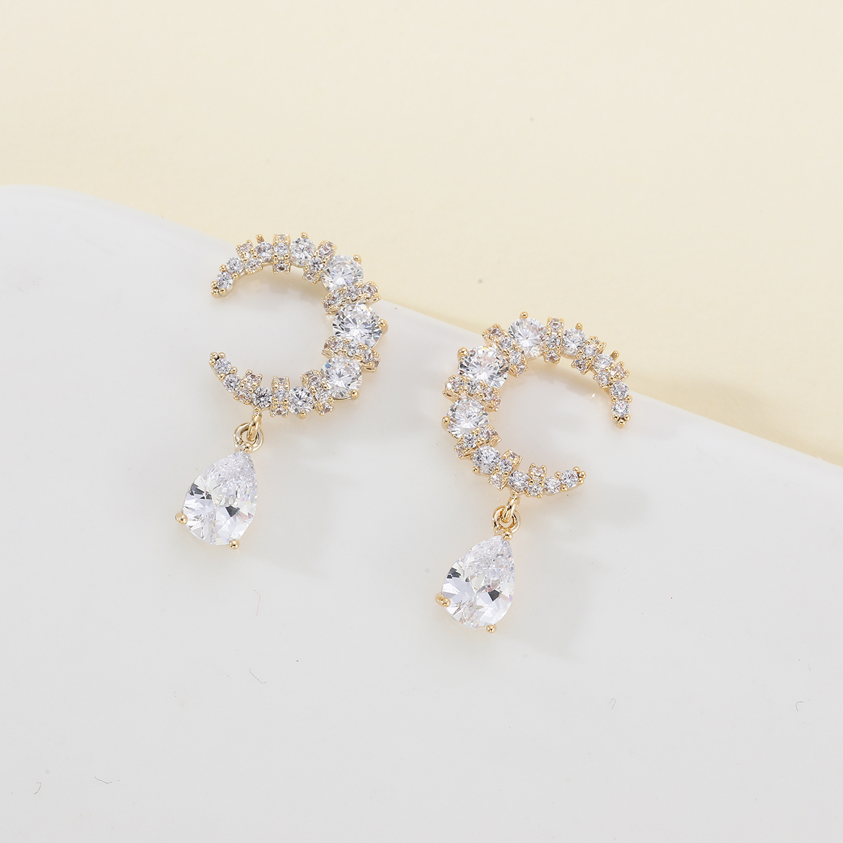 Xuhui brand exquisite and light luxury copper plated with real gold and set with zircon 925 silver needle star moon fashionable and elegant stud earrings Application Scenario