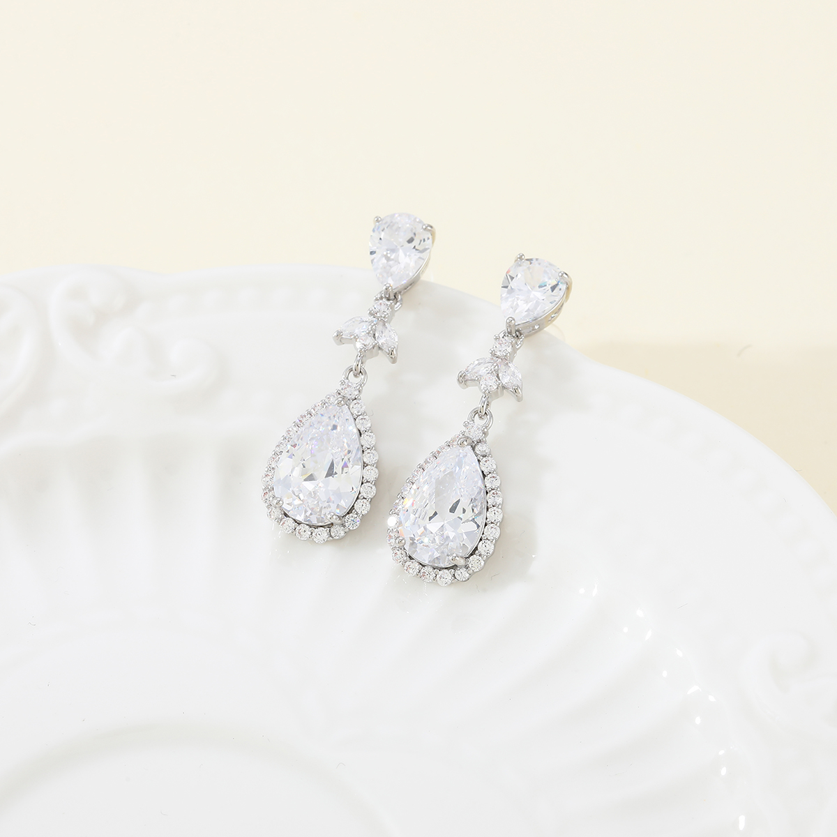 Xuhui brand exquisite and light luxury copper plated with real gold and set with zircon 925 silver needle, luxurious water drop, fashionable and elegant stud earrings Specification drawing