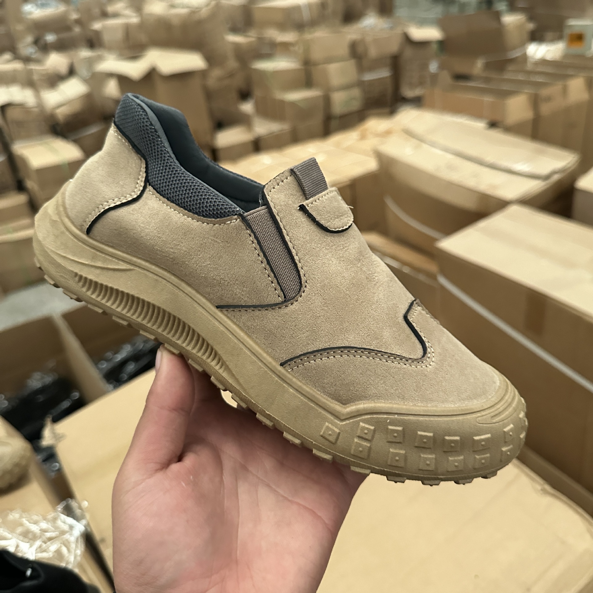 The new men's shoes for the autumn and winter of 2025 are fashionable, casual and trendy running shoes. The same style of leather shoes for men's sports single Application Scenario