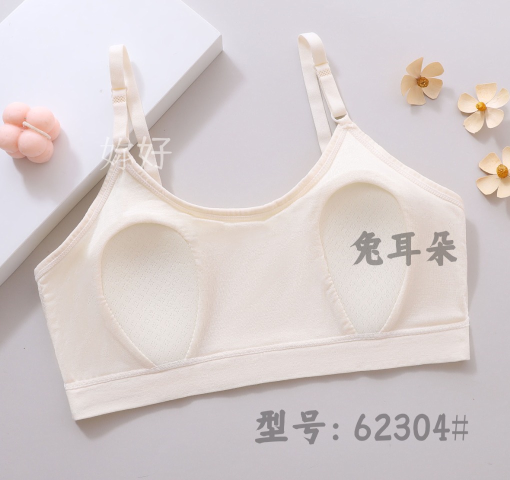 Seamless girls' bra vest, versatile for students, comfortable, soft, adjustable with thin shoulder straps and rabbit ear cups Application Scenario