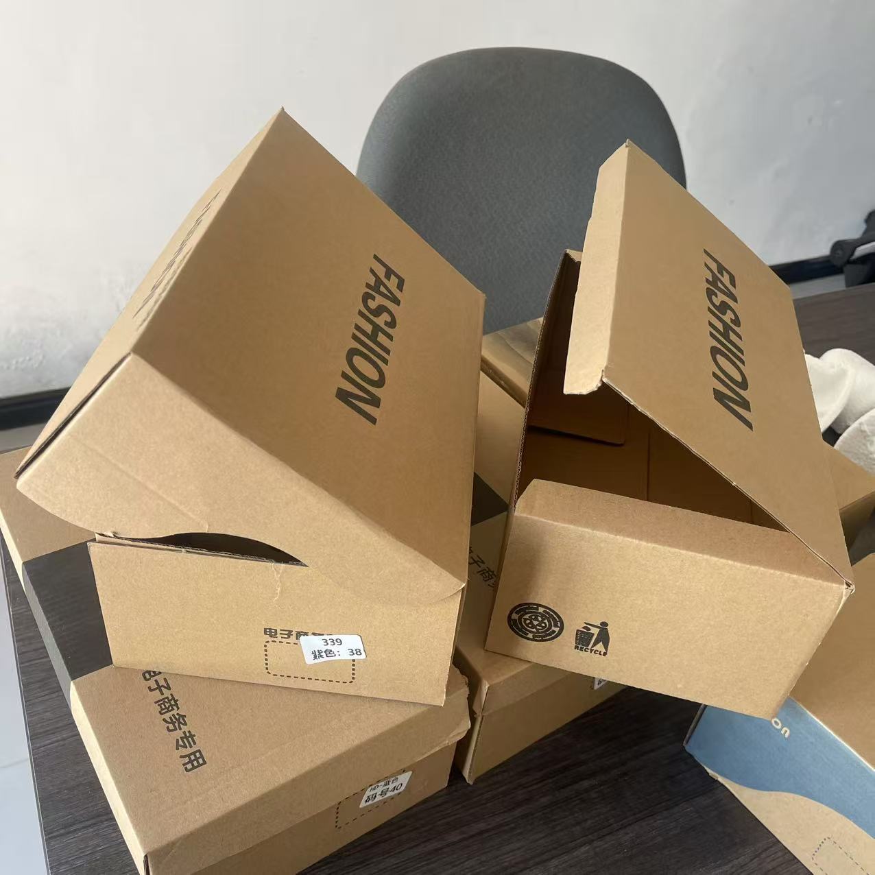 Men's and women's shoe boxes, airplane boxes and folding boxes in stock Application Scenario