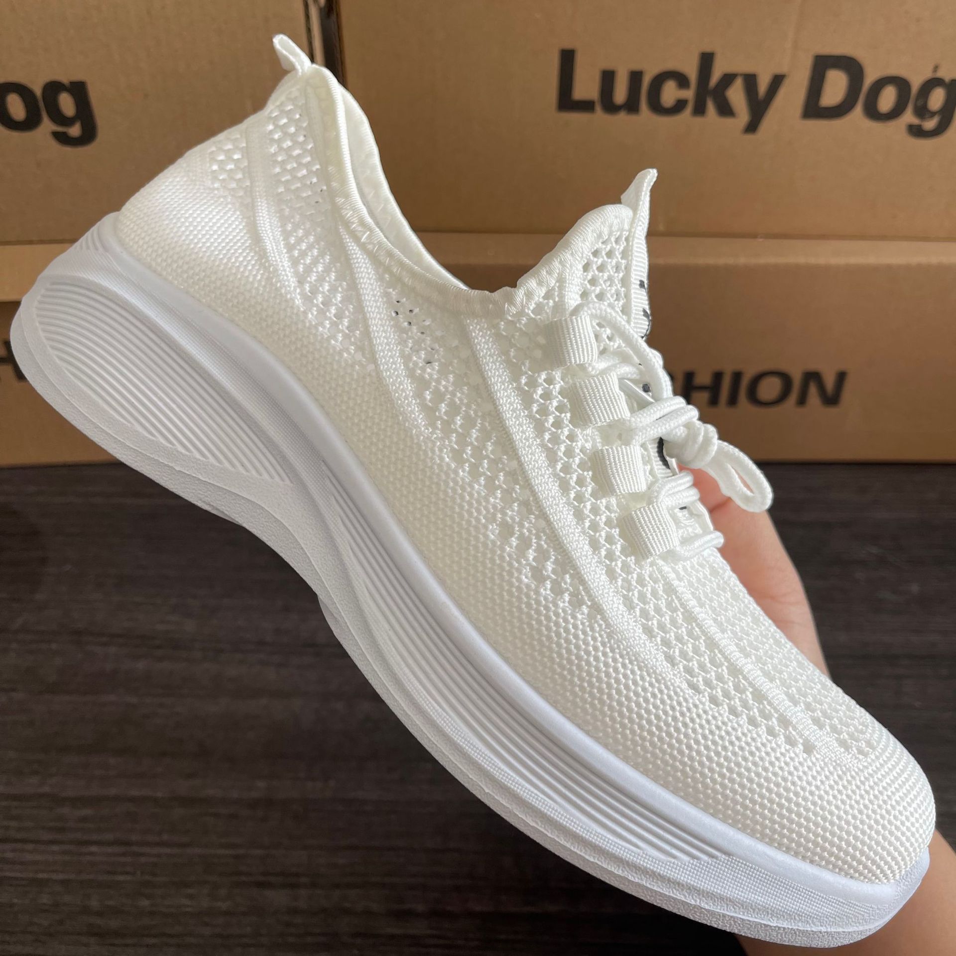 The new cross-border Feizhi women's sports shoes have a breathable and comfortable mesh surface. They are trendy and versatile shoes for moms and bestsellers for women Application Scenario