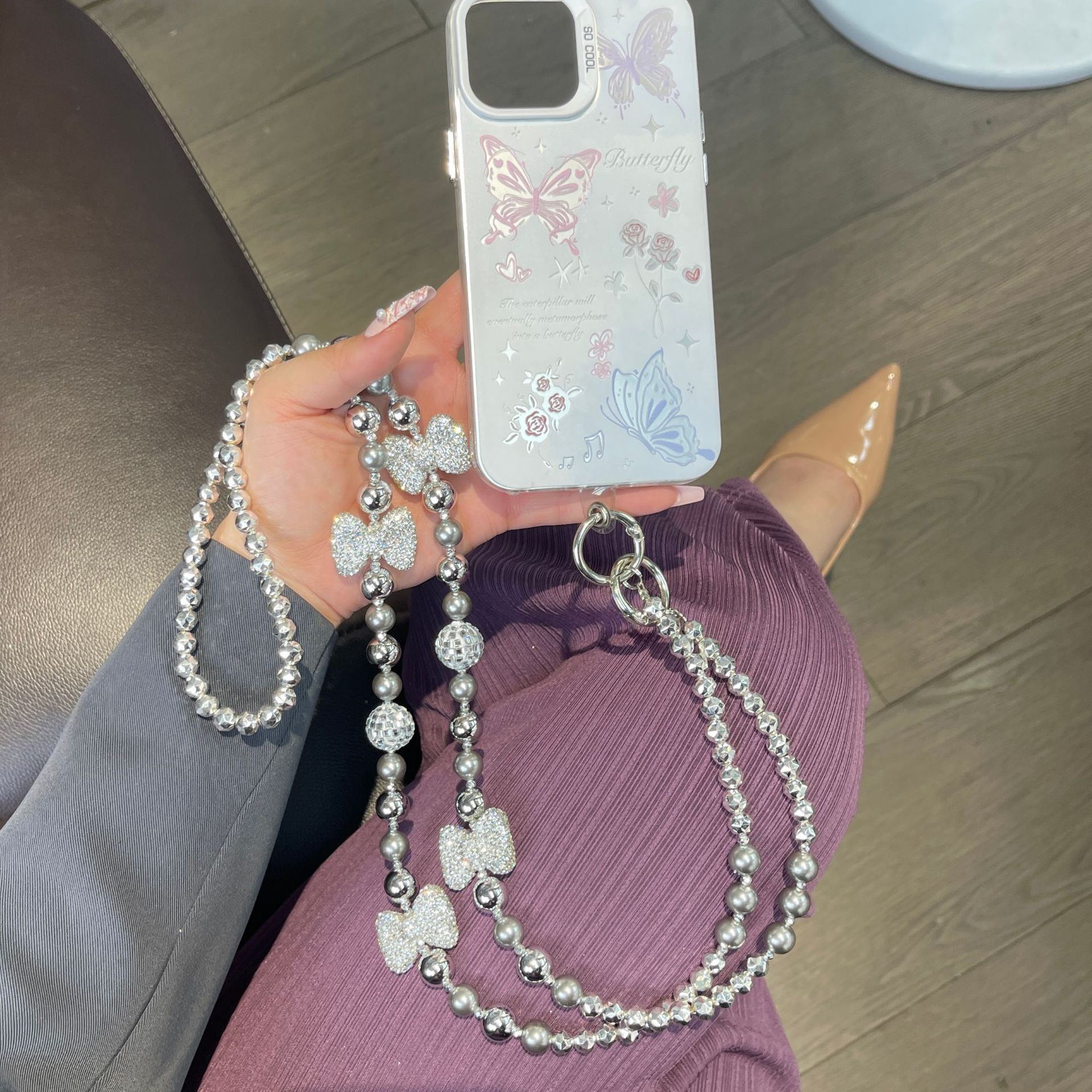 The phone chain is a cross-chain that can be carried by hand or hung on the wrist. It is a bag chain that prevents loss. The phone case chain features creative new Chinese-style pearl tassels details Picture