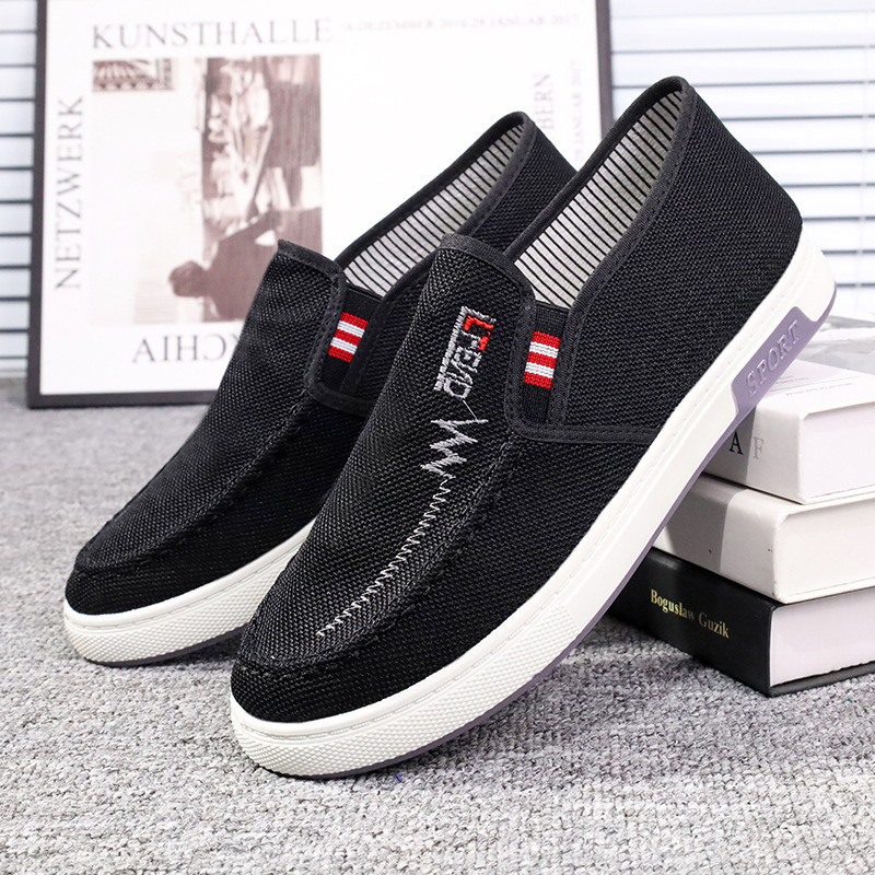 The new Spring and Autumn Old Beijing cloth shoes feature soft soles, comfortable dad shoes, light and breathable casual walking shoes, and men's shoes that can be worn on one foot Application Scenario