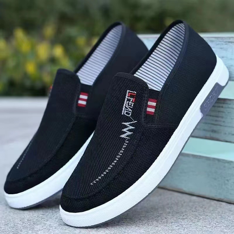 The new Spring and Autumn Old Beijing cloth shoes feature soft soles, comfortable dad shoes, light and breathable casual walking shoes, and men's shoes that can be worn on one foot full figure