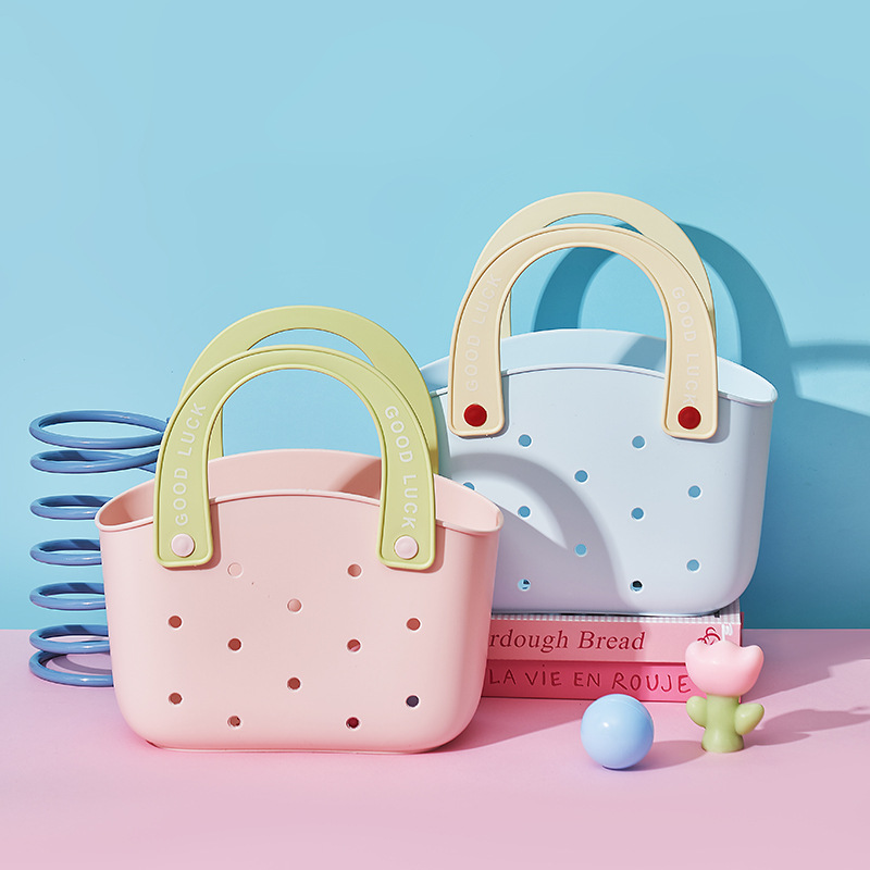 J06-6985 Dopamine Basket Bath Basket, large-capacity bathroom dry and wet separation hand-held washing basket, student dormitory storage basket Application Scenario