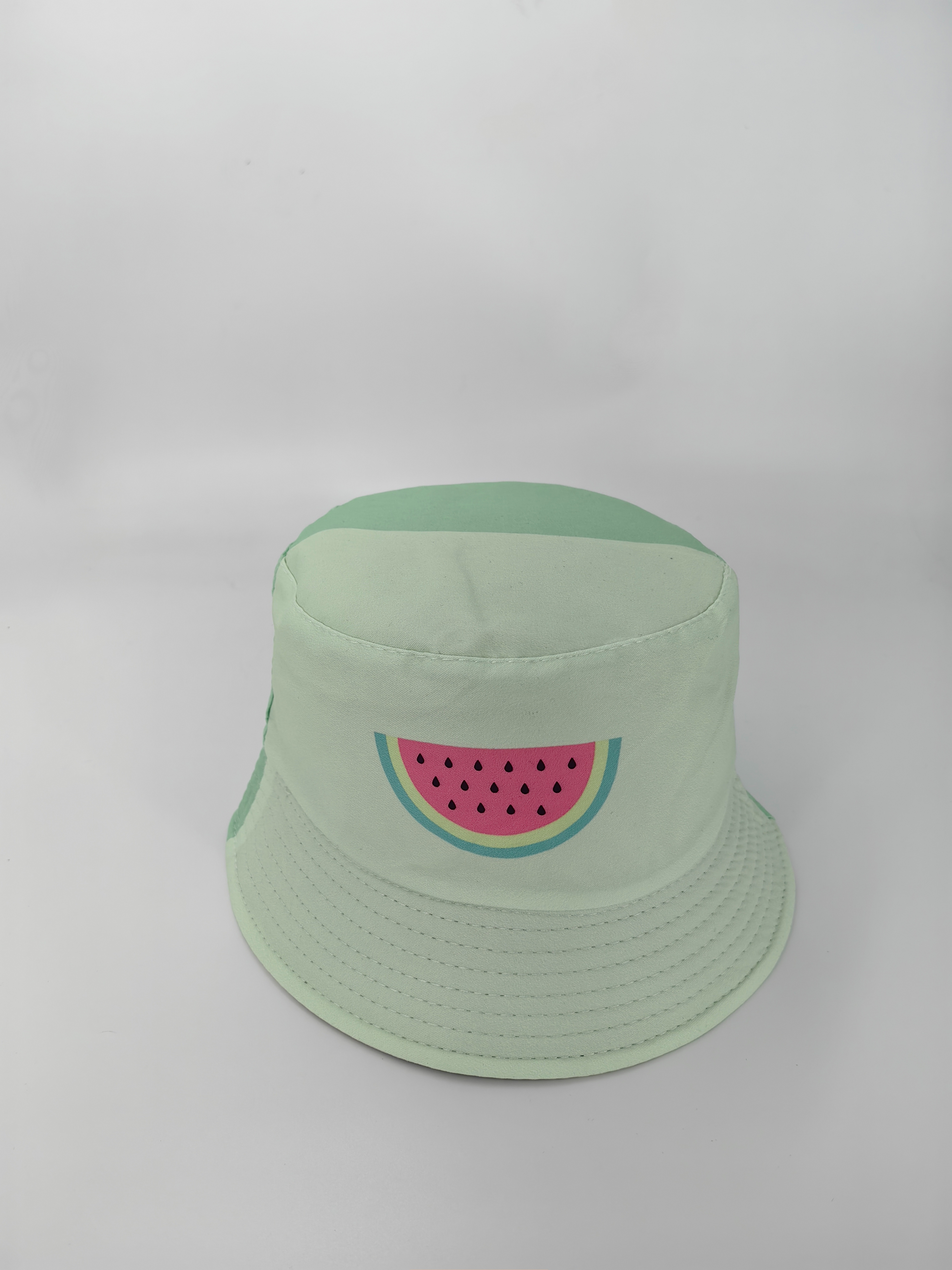 This is a popular watermelon ice cream for children in spring and summer. It features double-sided printed and color-blocked patterns on both sides. It can be worn with a fisherman's hat on both sides. It is cute, cartoon, classic and versatile. It can be used outdoors for sun protection and is foldable for easy carrying. It is suitable for both men and women and has a pier circumference of 54CM Item Picture
